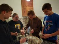 Учні Шепетівського професійного ліцею виготовляють ліхтарики та енергетичні батончики для ЗСУ