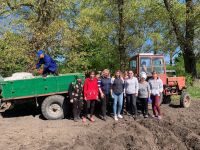 Жителі Великої Медведівки засадили 2 га землі картоплею для ЗСУ