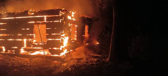 На Шепетівщині вщент згорів житловий будинок (відео)