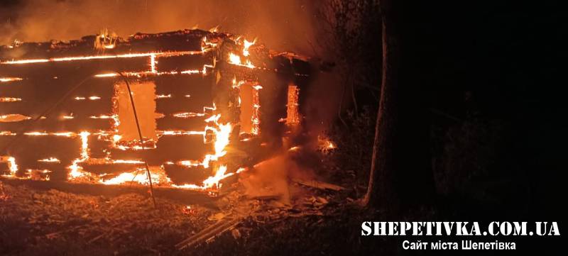 На Шепетівщині вщент згорів житловий будинок (відео)