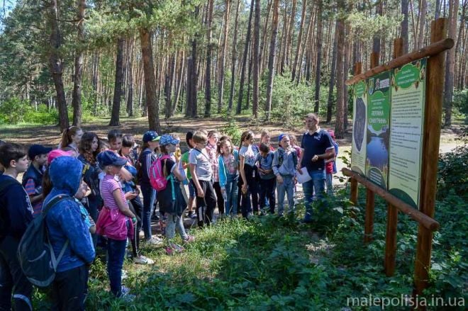 Учнів шепетівської школи-гімназії провели лісовою екостежкою