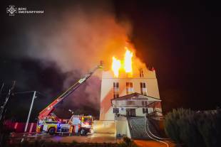 У Шепетівці через влучання блискавки горів Дім молитви (відео)