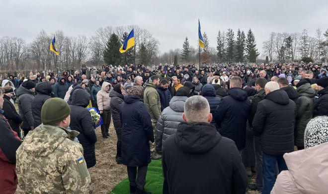 Лікарям не вдалось врятувати життя захисника: на Шепетівщині прощались із Добринчуком Романом