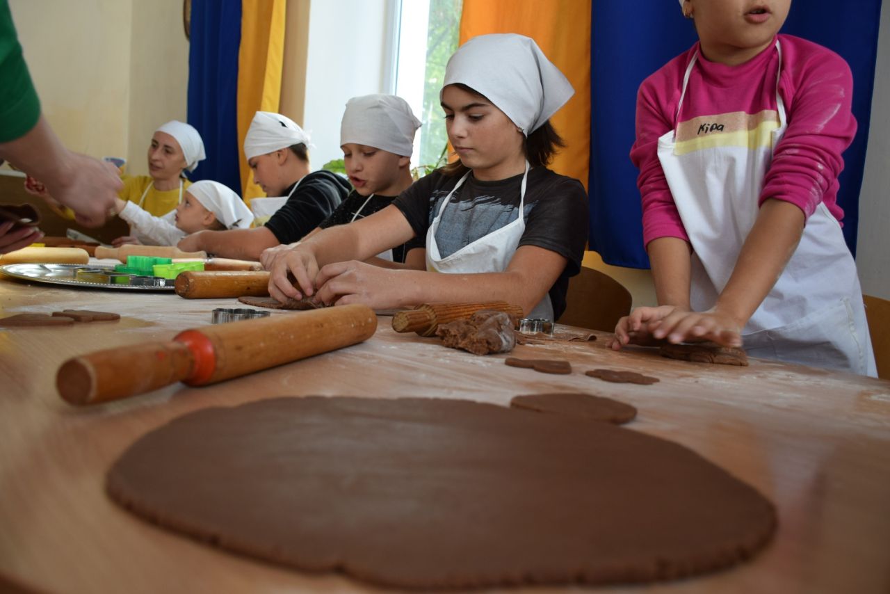 «Хліб об’єднує!»: діти-переселенці та шепетівські дітлахи разом випікали смаколики