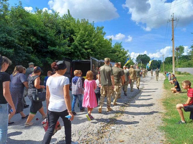 На Шепетівщині в останню дорогу провели воїна Загорського Артема