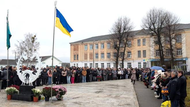 25 випускників Славутського професійного ліцею увіковічнили на меморіалі