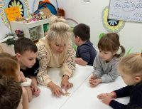 У Шепетівці діти виготовляли новорічні іграшки та вивчали історію їх виникнення