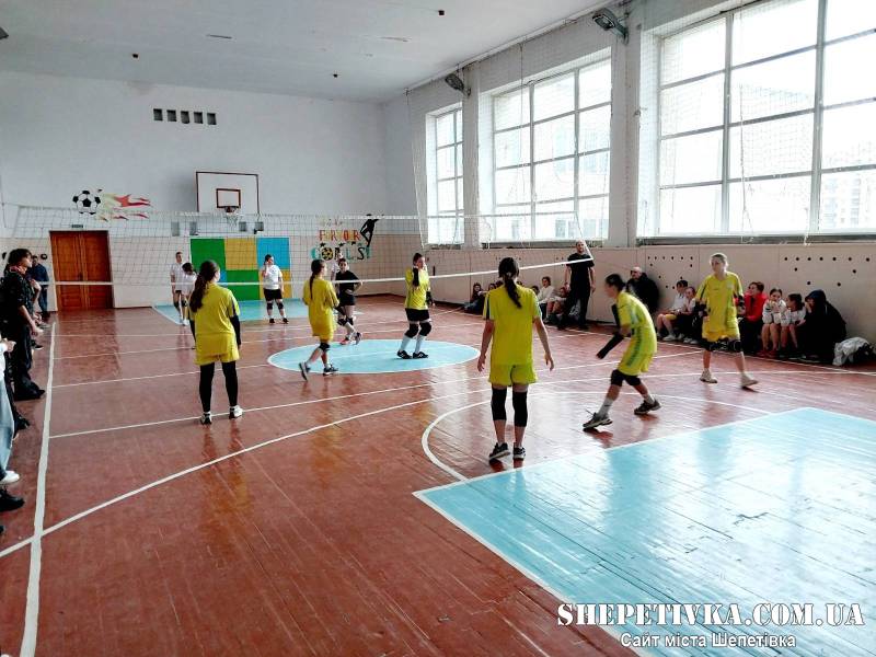 У Шепетівці визначали найкращих волейболісток серед школярок 5–9 класів