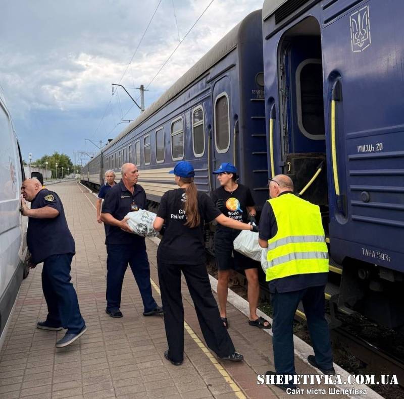 Затримки поїздів через обстріли: ситуація на станції Шепетівка та перелік рейсів
