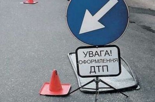 Вантажівка з’їхала в кювет та перекинулась
