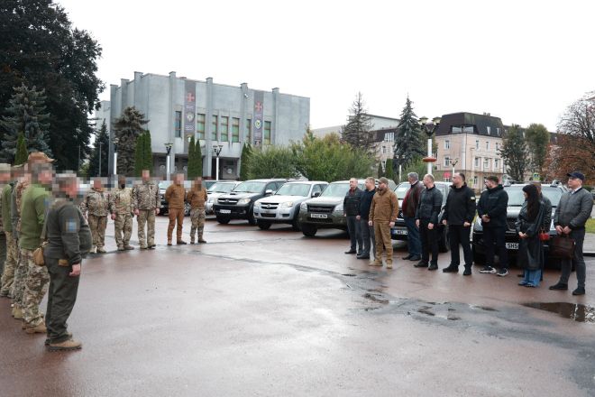 Шепетівська громада доєдналась до передачі позашляховиків для наших військових