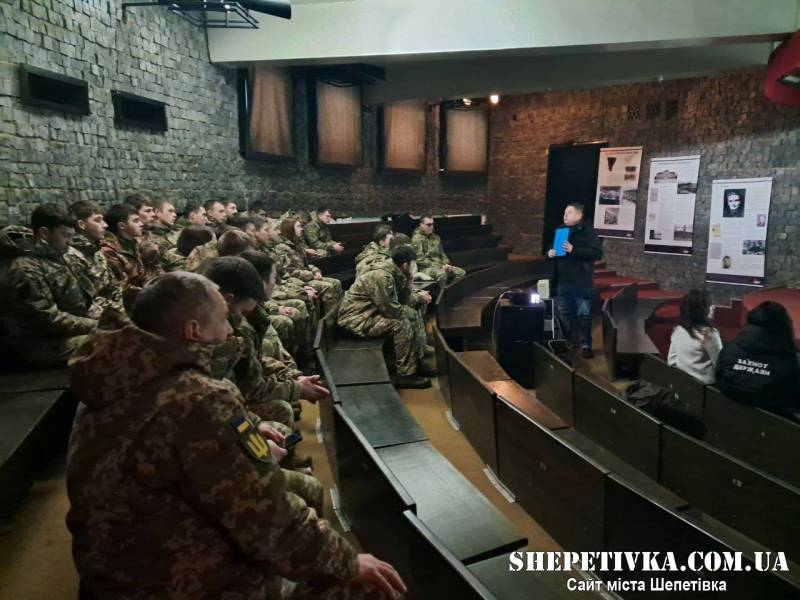 Пам’ять серця та зв’язок поколінь: курсанти відвідали кінолекторій до Дня Героїв Крут