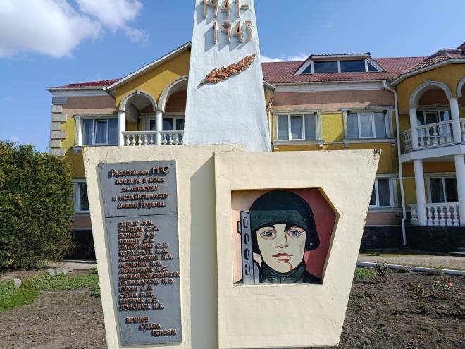 Доброволець та учасник бойових дій звернув увагу на російськомовний обеліск у Білогір’ї