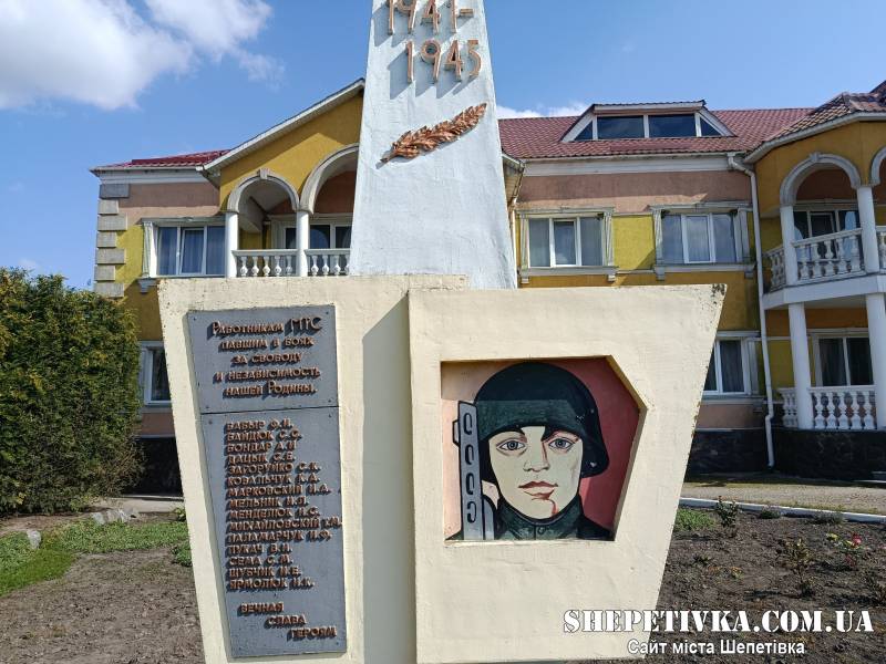 Доброволець та учасник бойових дій звернув увагу на російськомовний обеліск у Білогір’ї