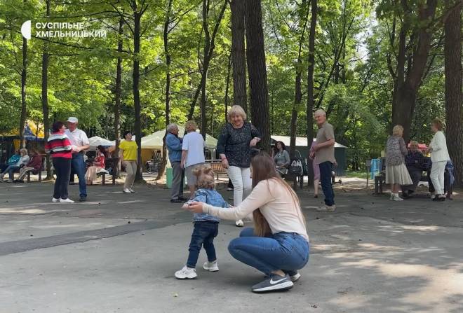 Забувають про болі в колінах та знаходять кохання: у парку Шепетівки стартував сезон недільних танців