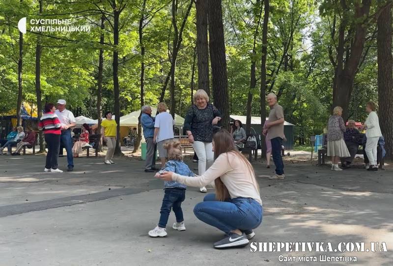 Забувають про болі в колінах та знаходять кохання: у парку Шепетівки стартував сезон недільних танців