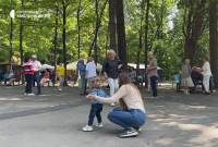 Забувають про болі в колінах та знаходять кохання: у парку Шепетівки стартував сезон недільних танців