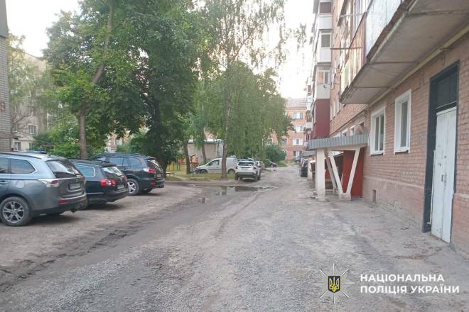 В Ізяславі 13-річний підліток погрожував ножем 7-річному хлопчику: на батьків склали протокол