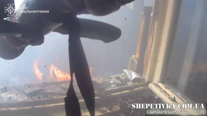 У Славуті рятувальники ліквідовували загоряння балкона багатоквартирного будинку (відео)