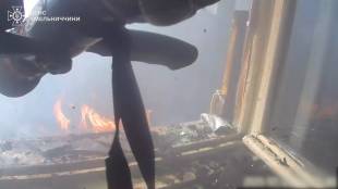 У Славуті рятувальники ліквідовували загоряння балкона багатоквартирного будинку (відео)