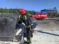 У Шепетівці небезпечно близько до АЗС горів автомобіль