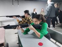 У Шепетівці дівчата змагалися на влучність у кульовій стрільбі