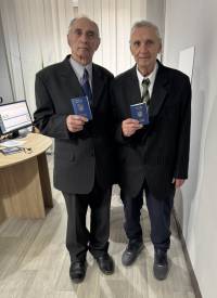 На Хмельниччині брати поважного віку прийшли у міграційну службу, щоб здійснити мрію