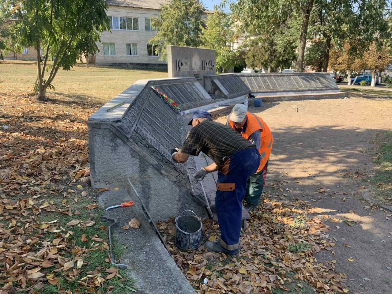 Нарешті демонтували комуністичну символіку із Меморіалу славутчанам, полеглим у Другій світовій війні