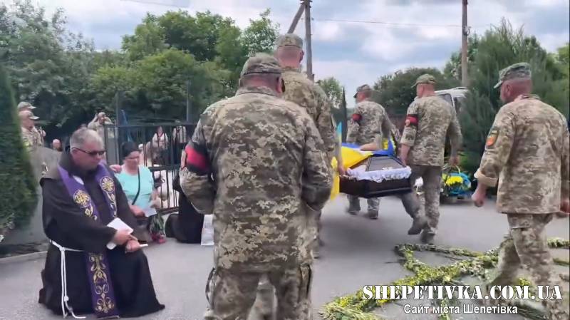 Михайлюцька громада на колінах попрощалася із захисником Вадимом Павлюком
