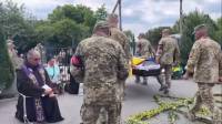 Михайлюцька громада на колінах попрощалася із захисником Вадимом Павлюком
