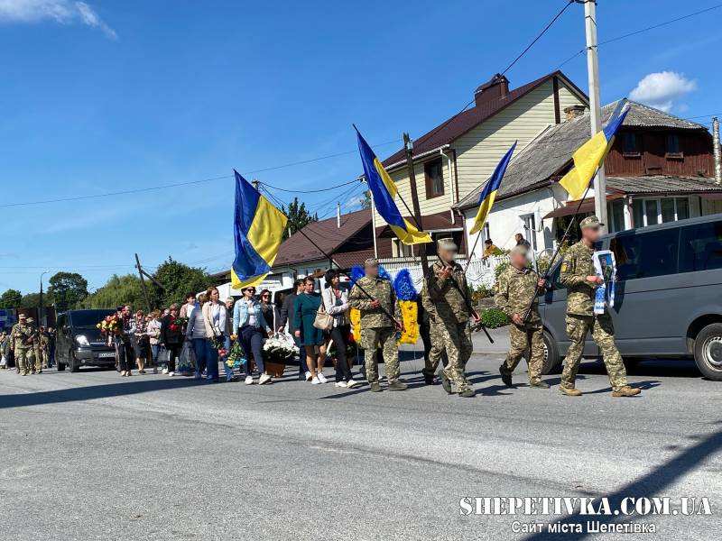 У Полонному віддали останню шану військовому Бігдашу Віктору Юрійовичу