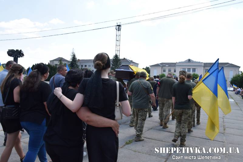 У Шепетівці провели в останню земну дорогу 29-річного Захисника Максима Пирожка