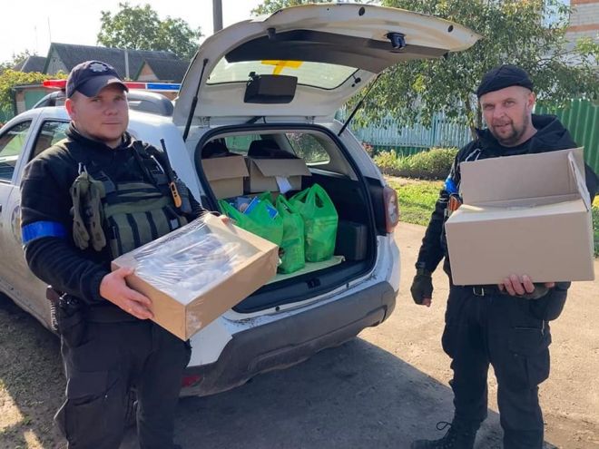 Поліцейські Шепетівщини на деокупованих територіях діляться з місцевими жителями продуктами
