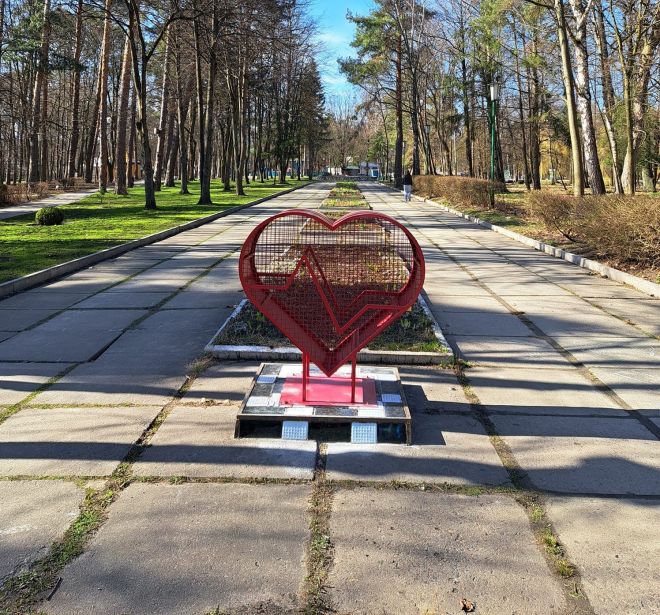 У парку встановили червоне серце: яке його призначення