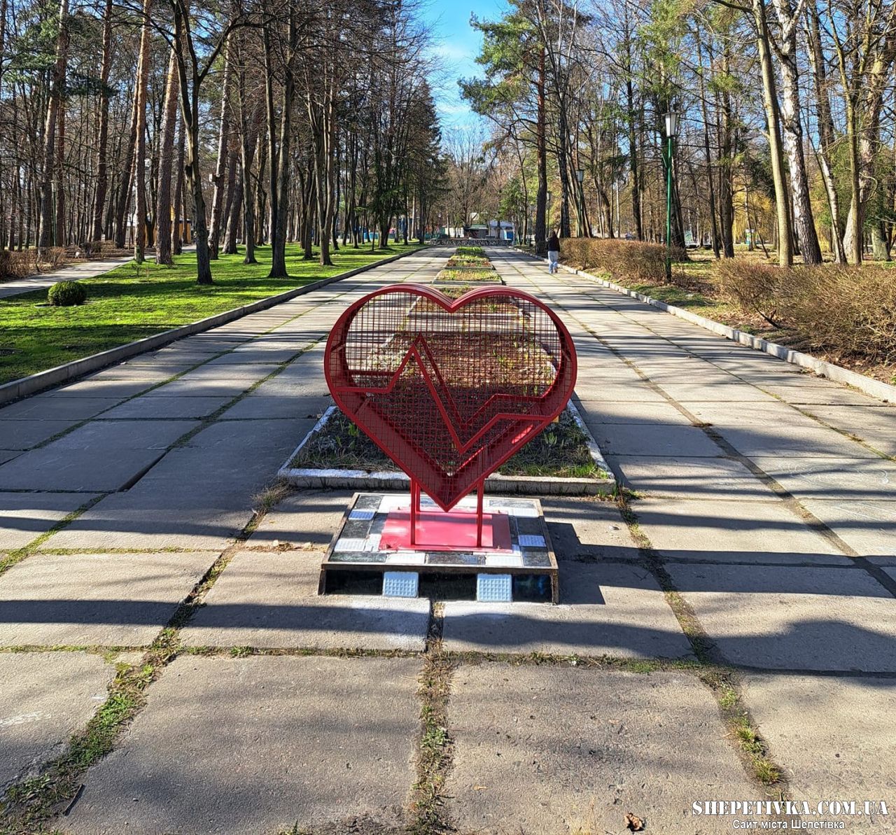 У парку встановили червоне серце: яке його призначення