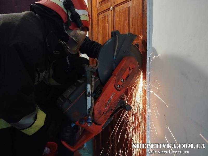 Жінка залишила їжу на плиті без нагляду: рятувальникам довелось вирізати двері