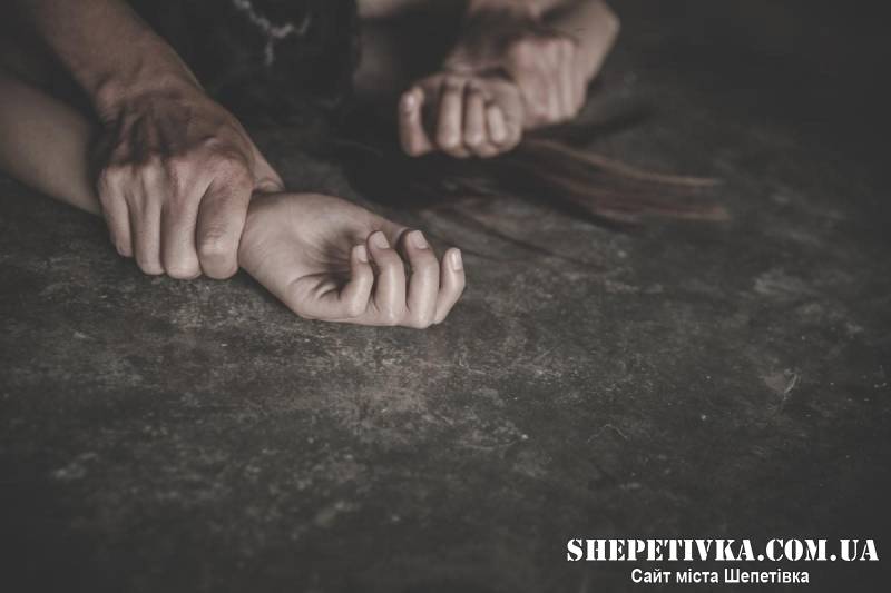 Тричі зґвалтував малолітню падчерку, двічі - в присутності дочки: судили жителя Полонного