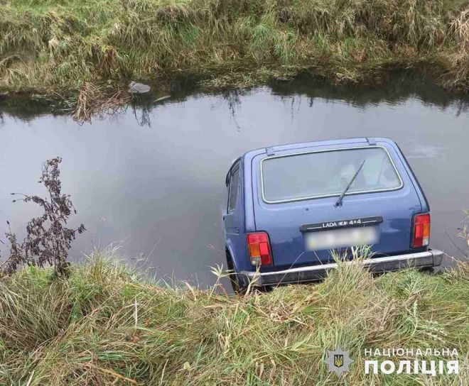 На Шепетівщині виявили затонулий автомобіль, а в ньому тіло чоловіка