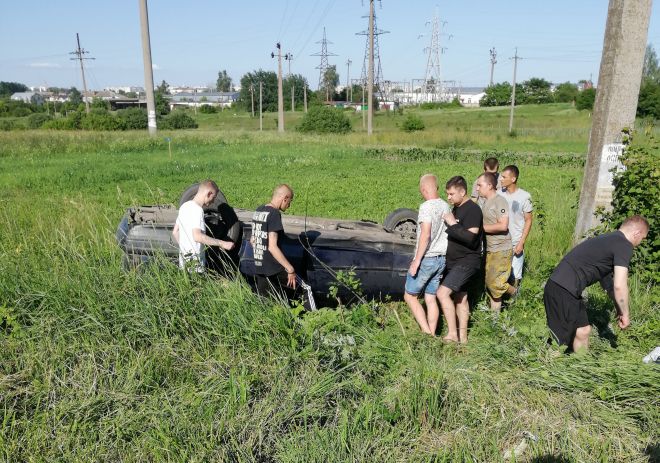 Водій BMW на &quot;бляхах&quot; ледве не збив пішоходів та вилетів у кювет