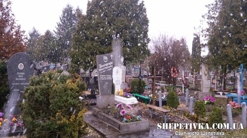 Штормовий вітер пошкодив пам’ятники на міському кладовищі Шепетівки