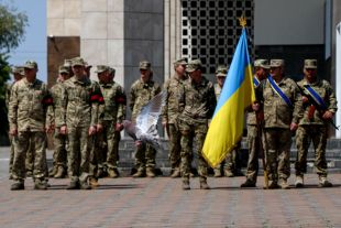 Загинув через атаку ворожим дроном: у Нетішині прощались із Олександром Дячуком