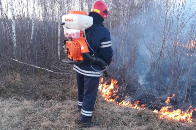 Шепетівські рятувальники ліквідували пожежу сухої трави на відкритій території