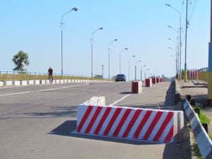 На "судилківському мосту" облаштовують тимчасовий тротуар