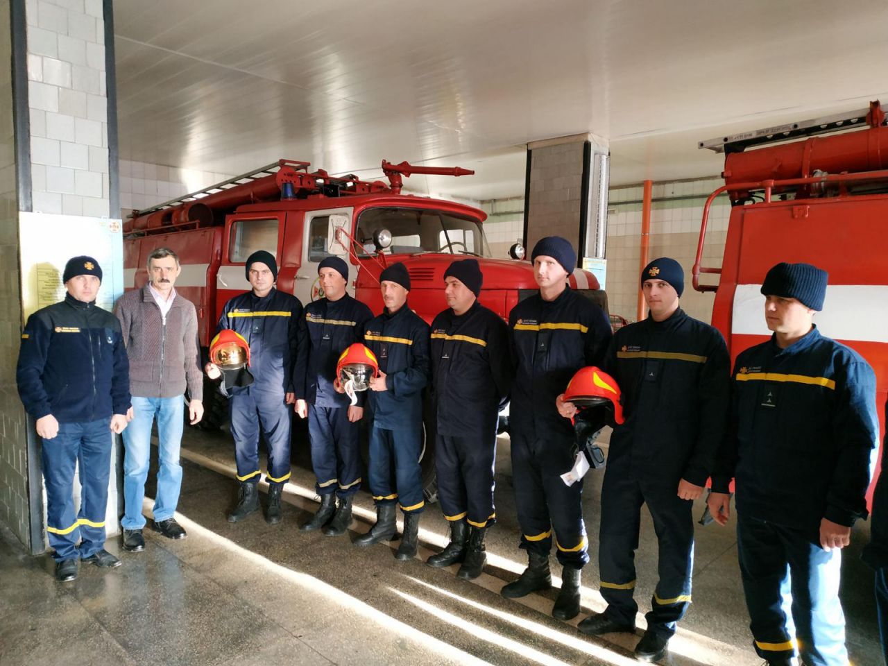Шепетівські рятувальники отримали в подарунок від Плесенської громади пожежні шоломи
