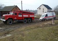 Рятувальники витягнули з болота карету швидкої