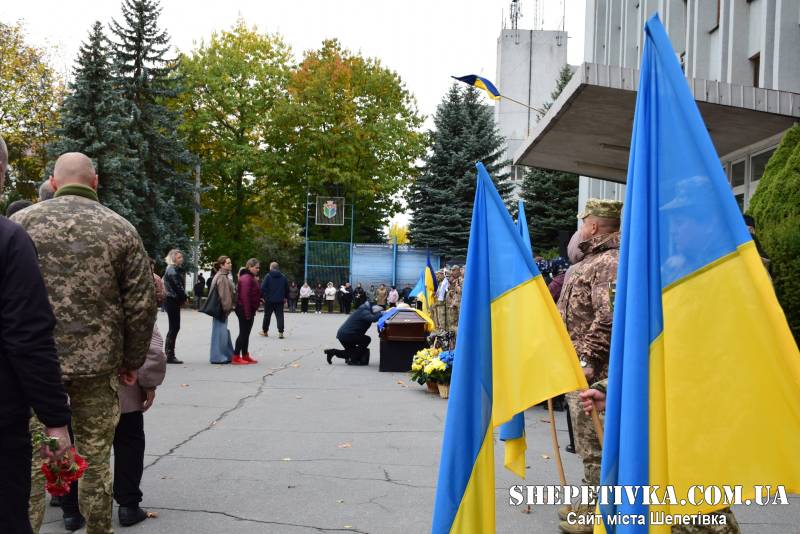 У Шепетівці після довгих місяців невідомості попрощалися зі старшим сержантом Денисом Довгалюком