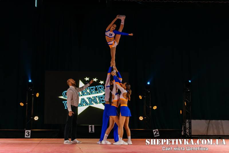 Шепетівські чирлідери повернулись із нагородами змагань у Івано-Фрінківську