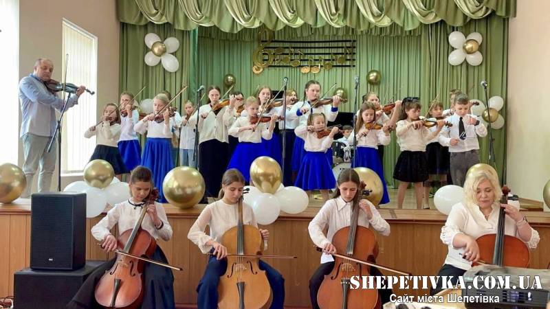 У Шепетівській дитячій музичній школі збирали кошти на відновлення внаслідок обстрілу