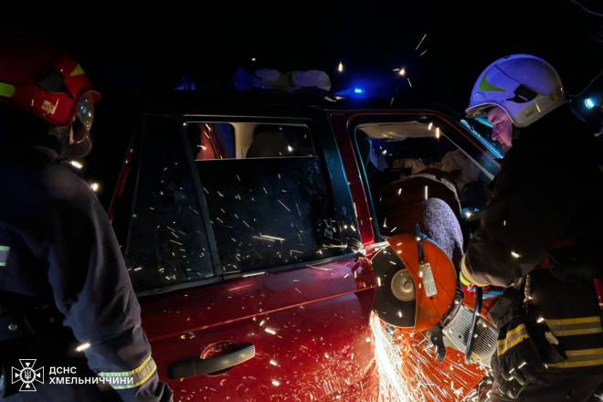 Двоє неповнолітніх на люксовому позашляховику влетіли у дерево