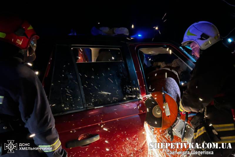 Двоє неповнолітніх на люксовому позашляховику влетіли у дерево